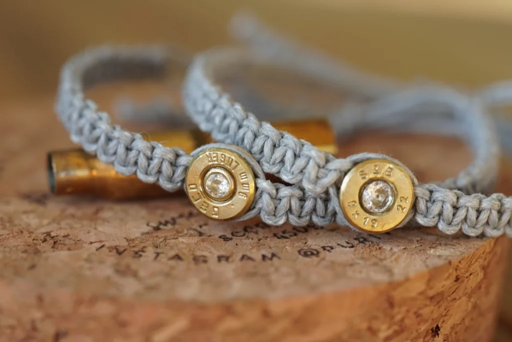 Handgeknüpftes Armband aus Österreich. Nachhaltig durch neues Upcycling von Patronenhülsen. Mit Zirkon. Sehr angenehme Tragegefühl.