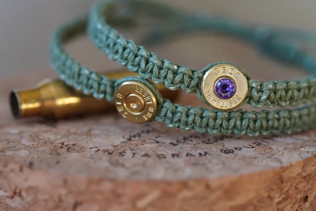 Armband in grün und lila mit dem Hauch von Gold. Für Damen, Jägerinnen und alle die Unikate lieben.