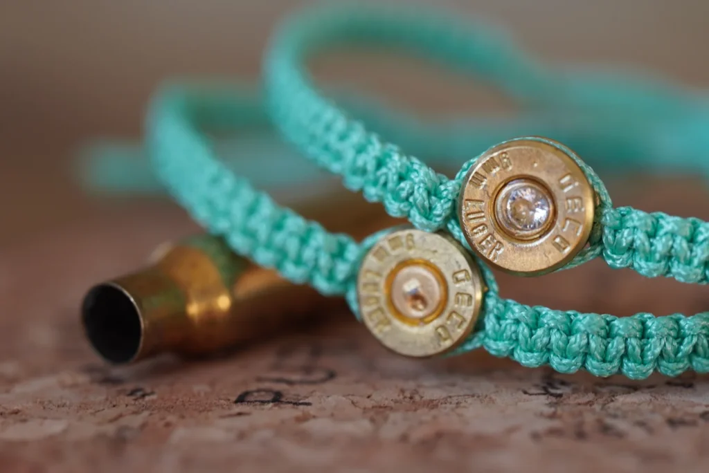 Armband türkis und Gold Schimmer aus 9mm Patronenhülse. Einzelstück handgemacht durch neues Upcycling aus Österreich.