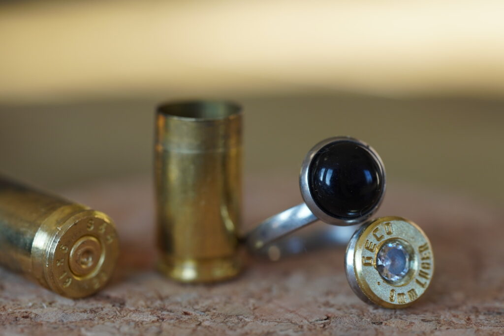 Ring aus modernem 9mm Gold mit Onyx in schwarz. Passend für alle Ringgrößen. Einzelstück aus Österreich, handgemacht.