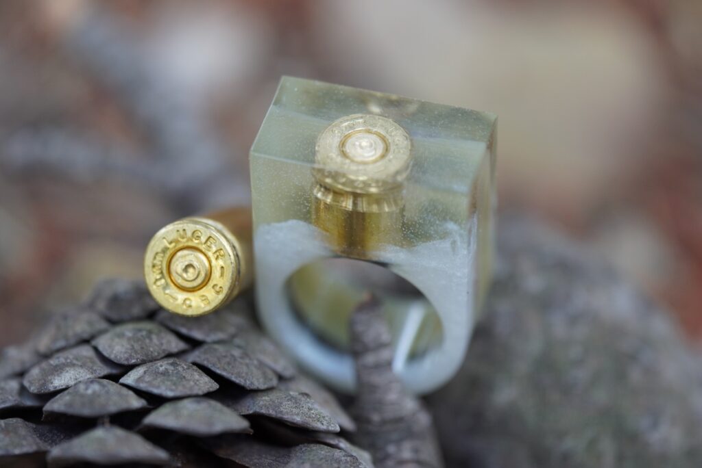 Moderner Ring mit 9mm Gold Patrone. Ring Schmuckstück Für Jägerinnen und Damen die große Ringe mögen.