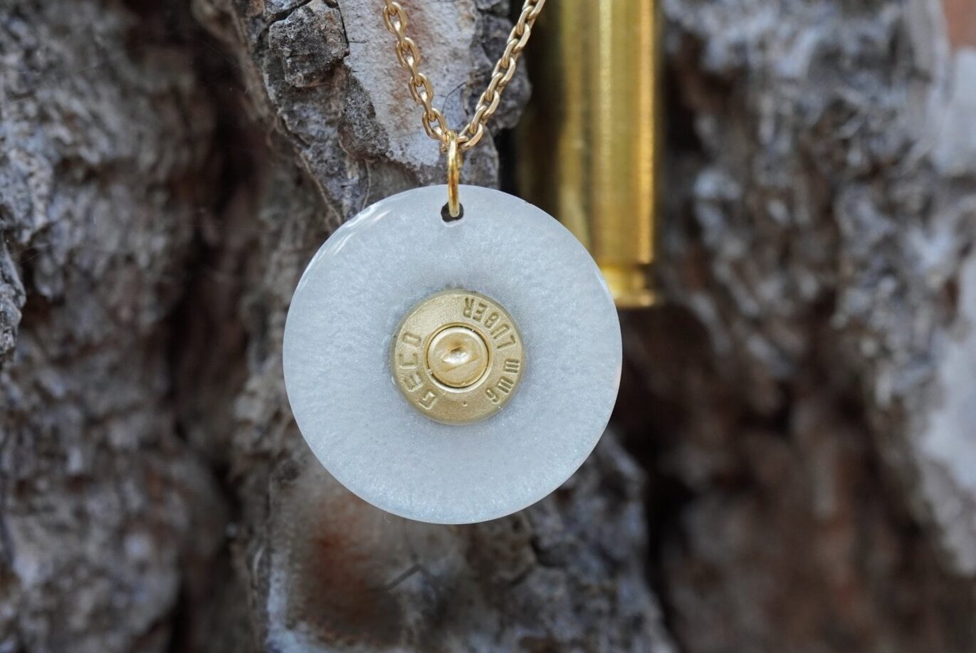 Handgemachter Anhänger mit gold farbige 9mm Patrone der Firma Geco. Dieser Anhänger für Damen kann mit einer Gold Kette, Silber Kette oder Lederband getragen werden.