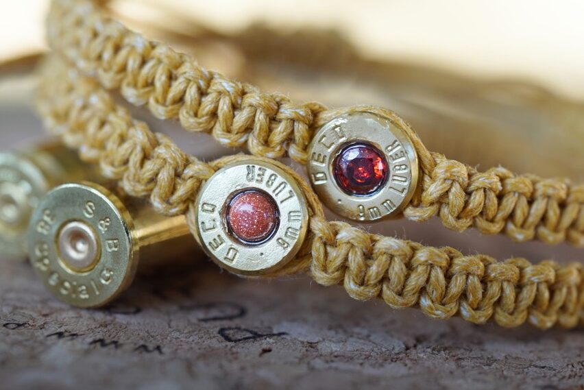 Armband mit neuem 9mm Gold und Edelstein Goldfluss. Upcycling von leeren Patronen zu einem trendigem Armband. Handgeknüpft und verstellbar.