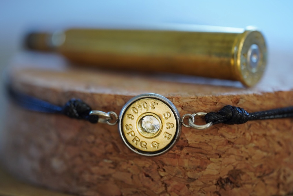 Leichtes Armband schwarz mit Gold Schimmer und funkelndem Zirkon. Einzelstück aus Österreich aus 9mm Patronen.