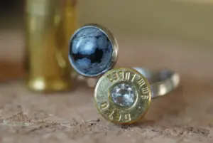 handgemachter Schmuck aus Österreich. Dieser Ring ist mit einem Achat bestückt und einer Patronenhülse. Mittig ist ein Zirkon eingearbeitet der in Kristall funkelt. 