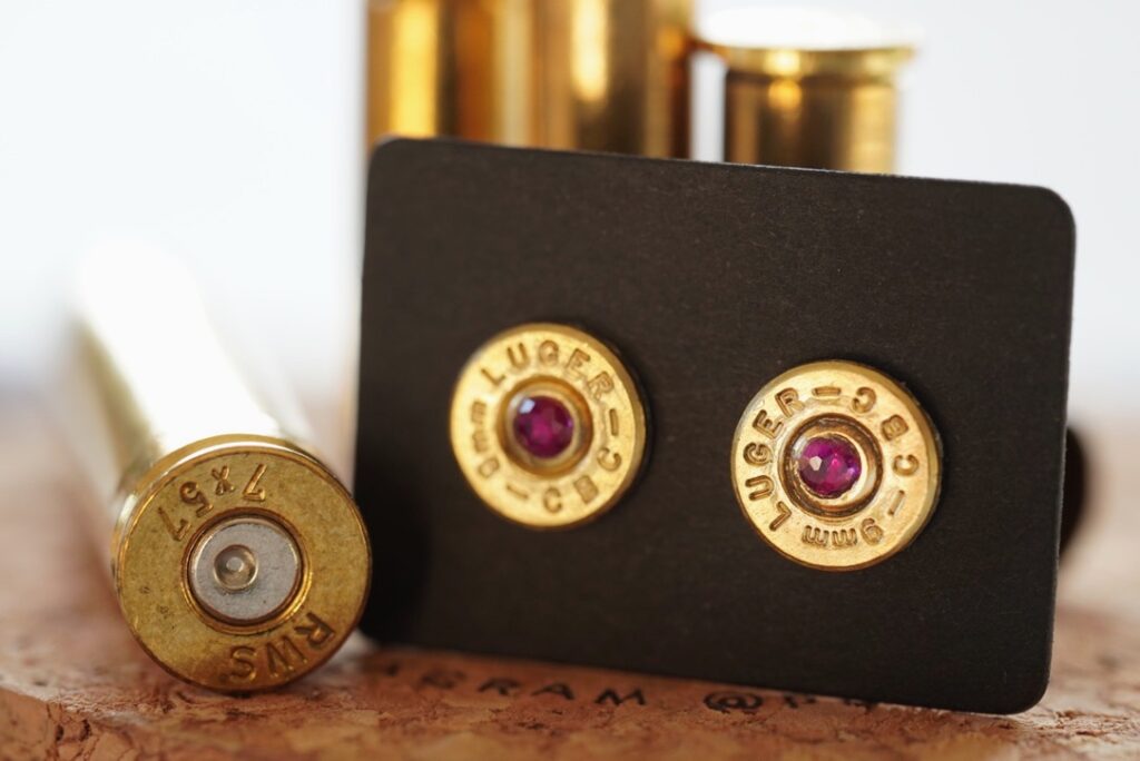 Ohrringe Stecker mit angenehmen Gold Ton und Zirkon in Pink. Moderner Schmuck Ohrring nachhaltig aus 9mm Patronen in Österreich hergestellt.