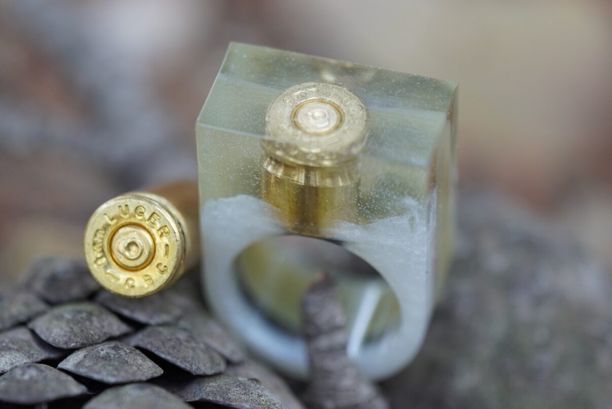 Jagd und Schießsport Patrone 9mm. Einzigartiger Ring in grün und weiß mit goldiger Farbe der Patrone. In Epoxidharz gegossen. Neuer Style Ring aus Österreich.