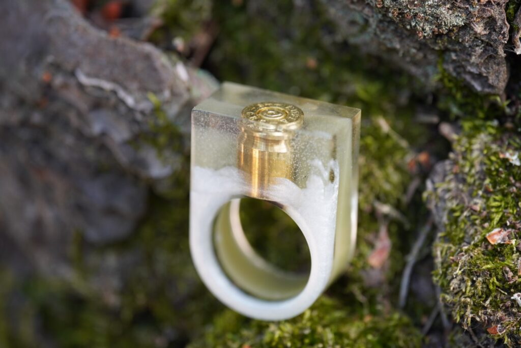 handgemachter Schmuck aus Österreich. Mit Epoxidharz und 9mm Patrone. Dieser große Ring ist ein Einzelstück, ein auffälliger Statement Ring ganz modern und aktuell. 